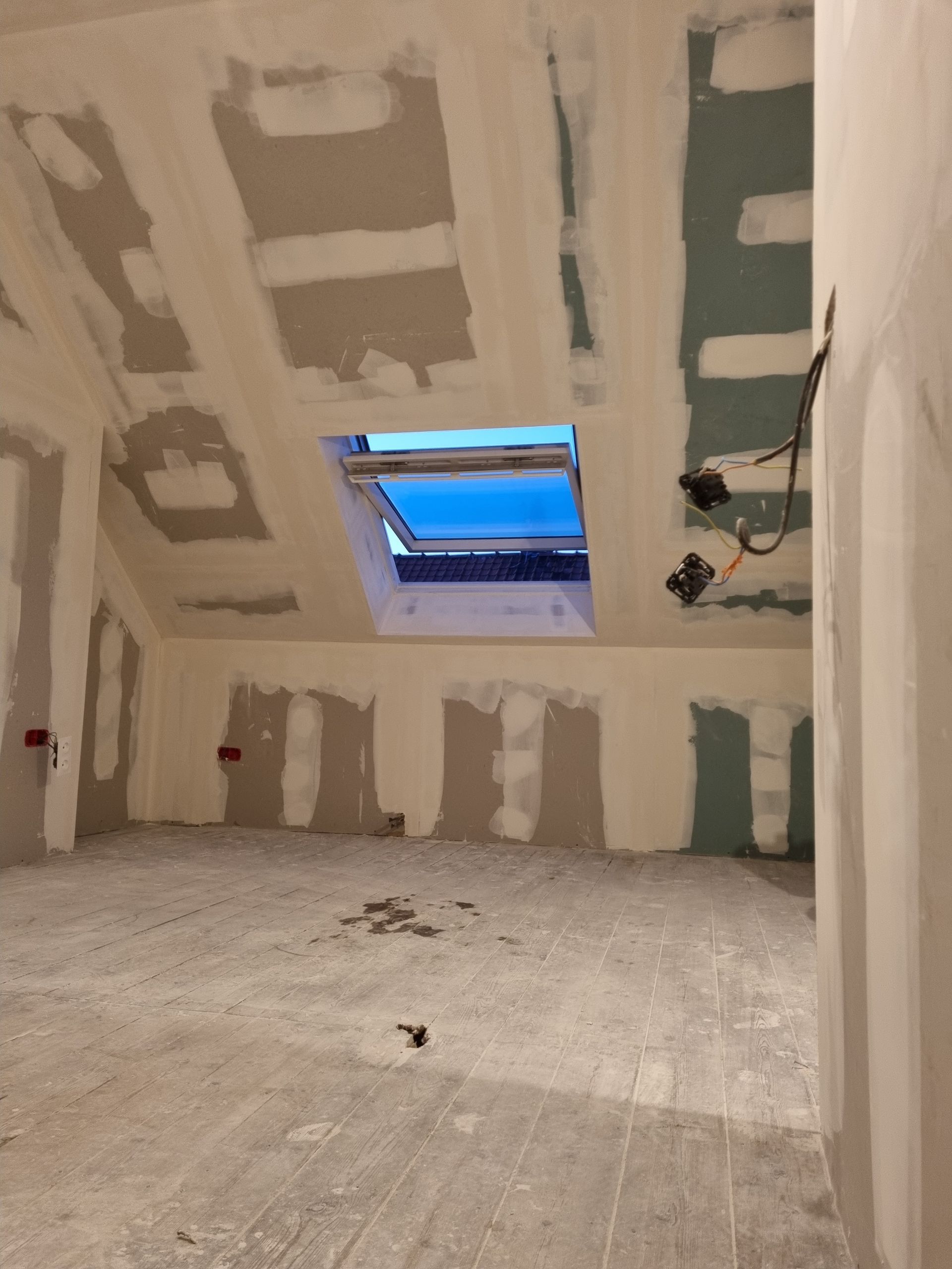 Plaques de plâtre dans pièce mansardée