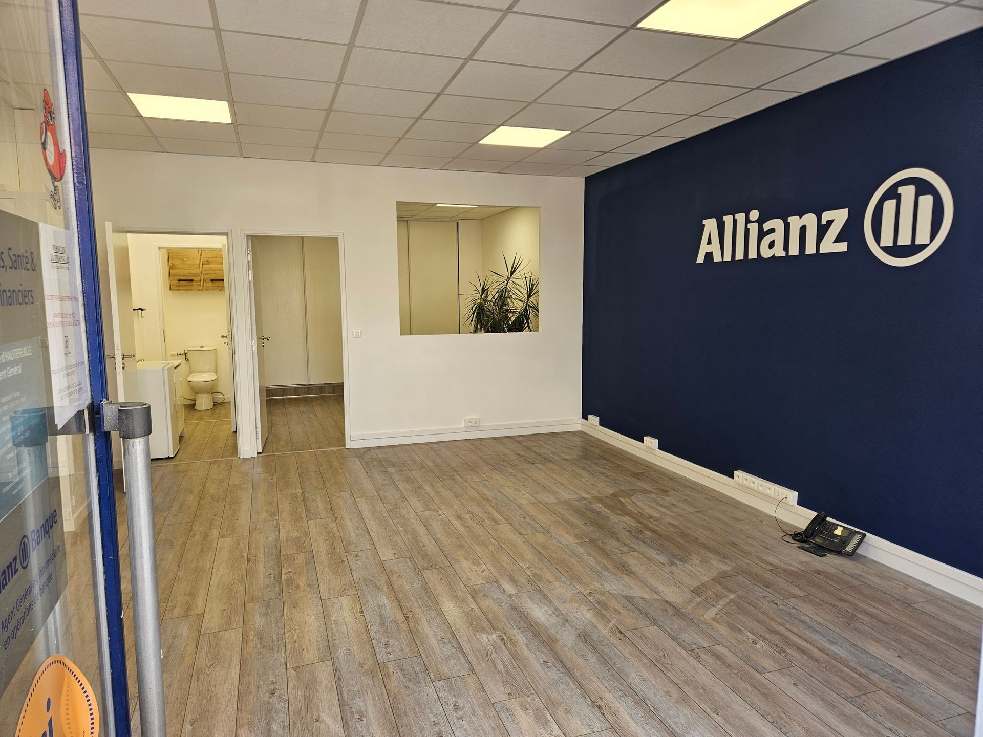 Rouleau de peinture bleue sur un mur blanc