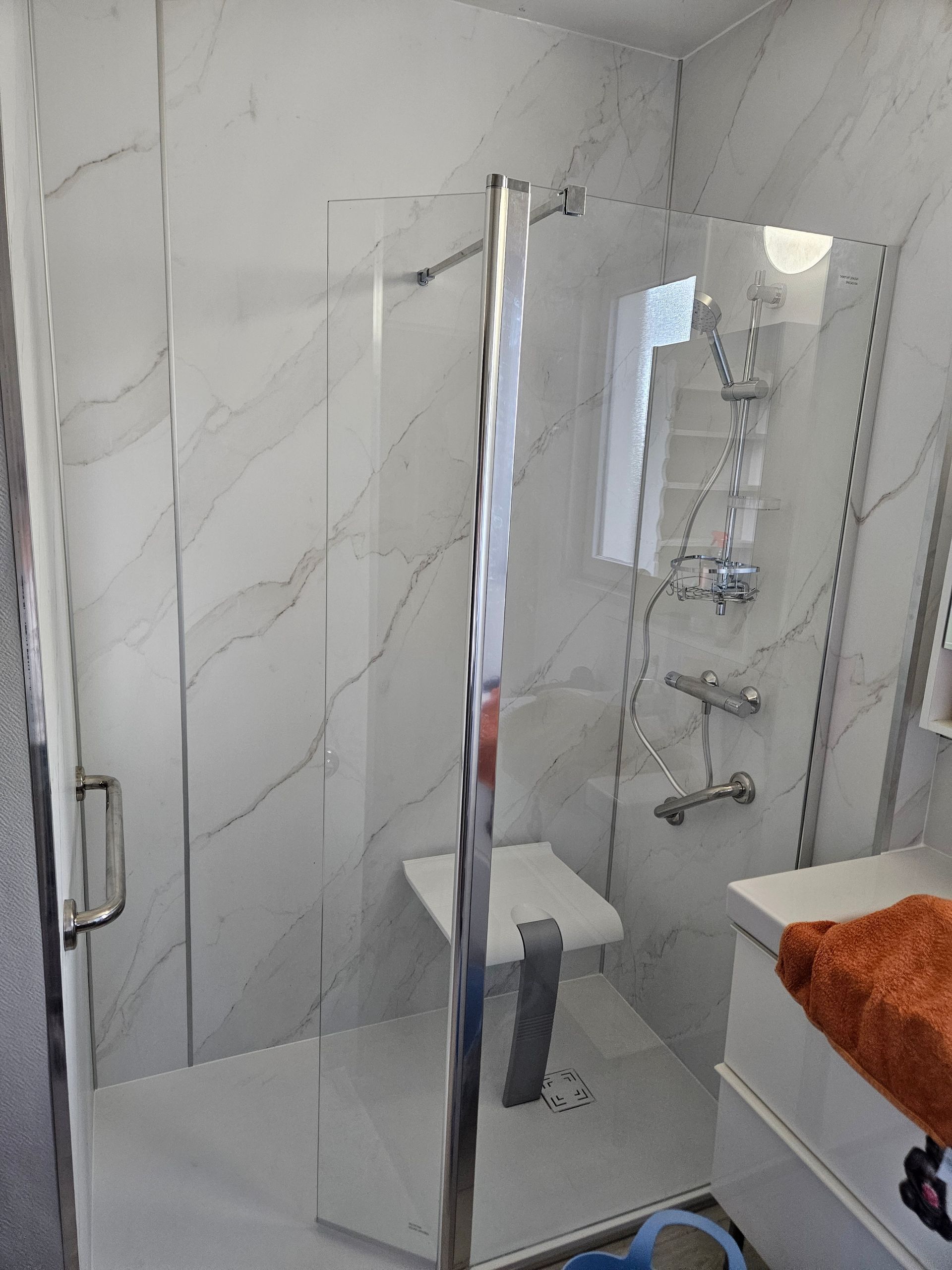 Salle de bains blanche rénovée