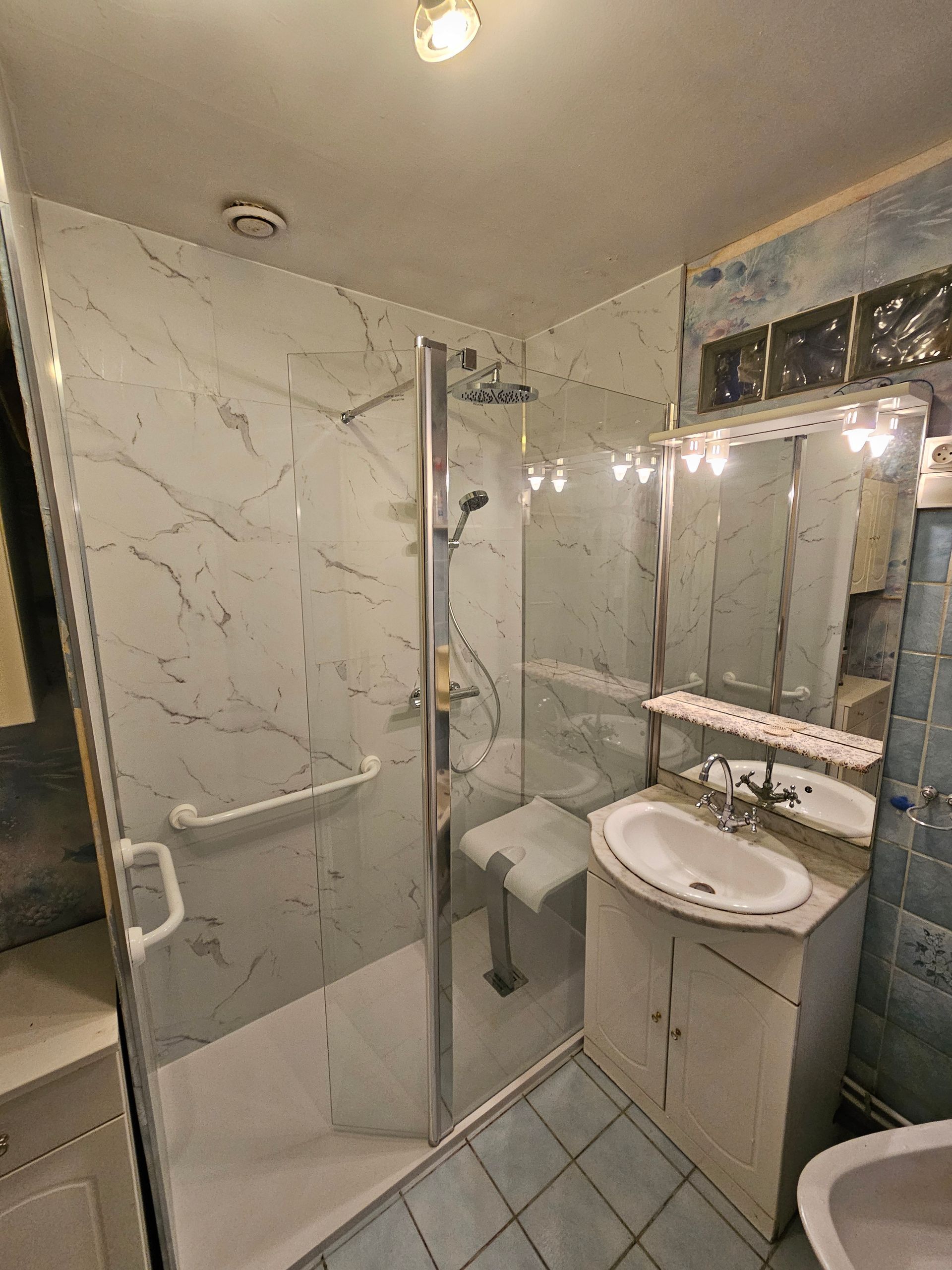 Douche adaptée aux personnes à mobilité réduite