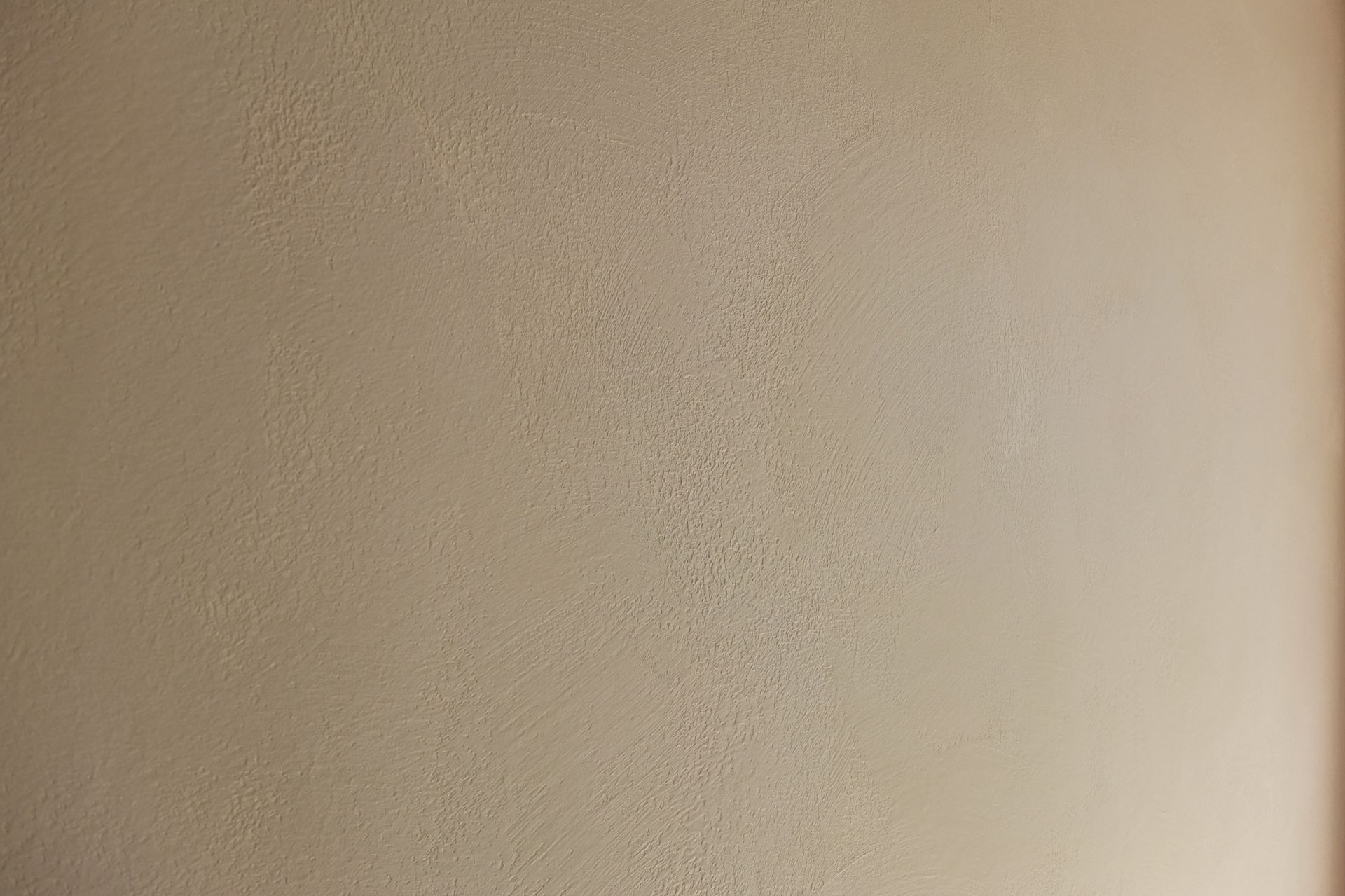Mur texturé beige.