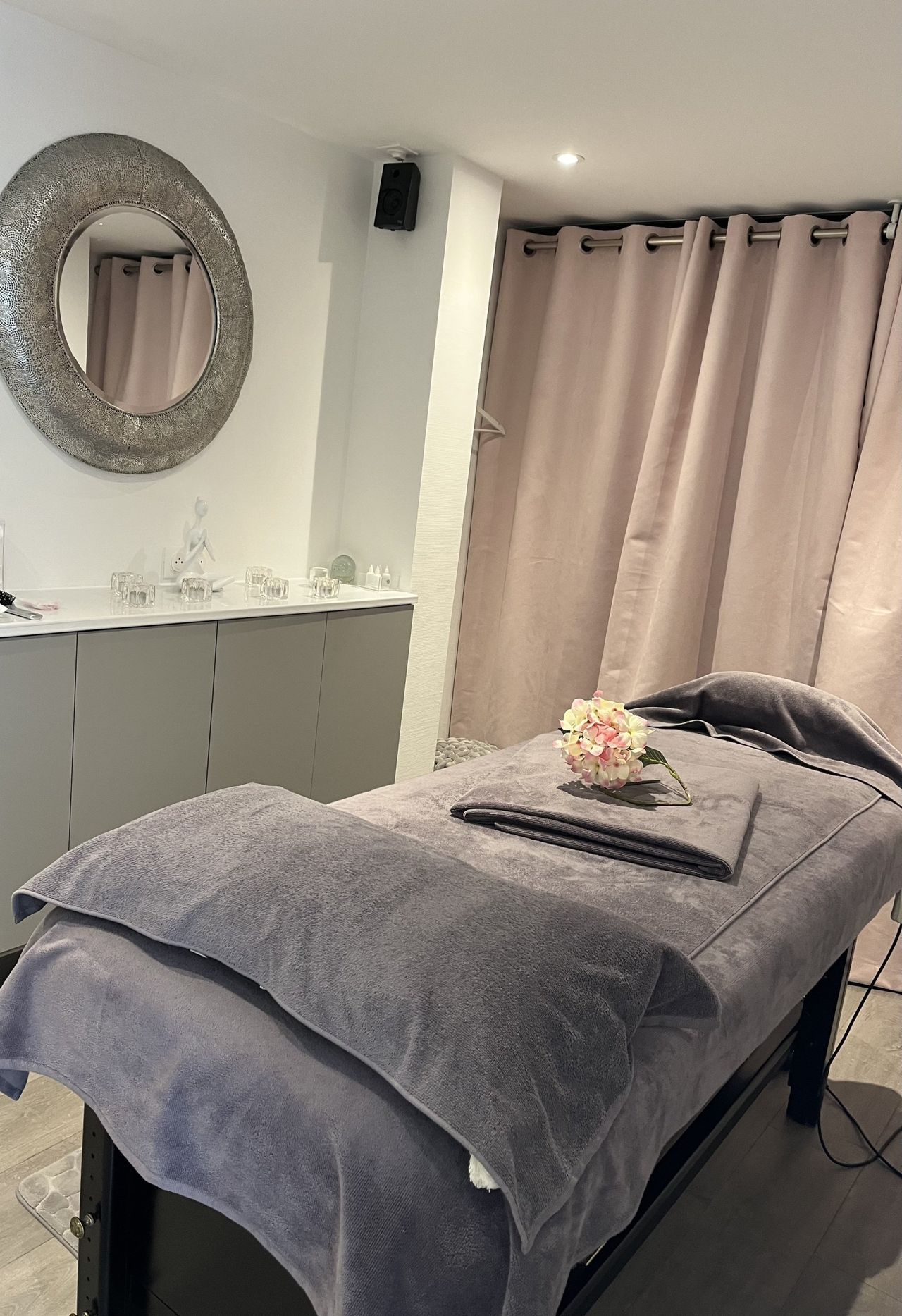 Photo de lit de massage de notre institut 