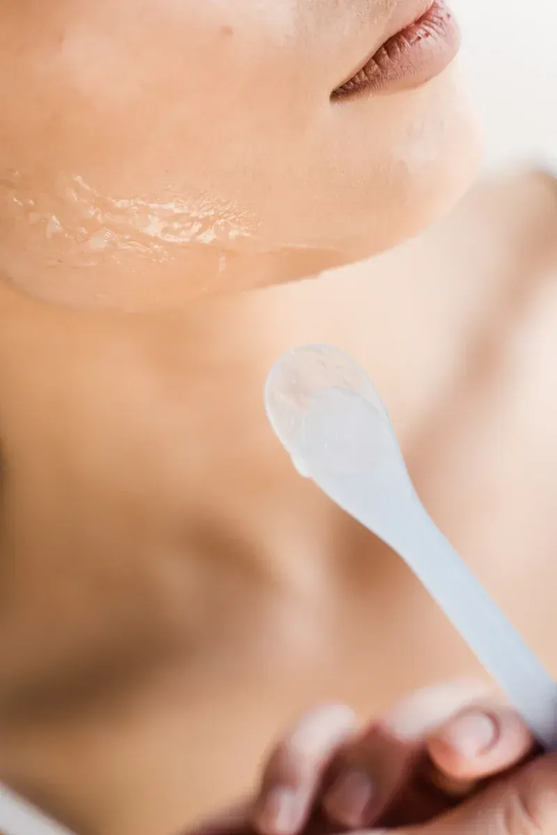 Aplicaci&oacute;n de estimuladores de col&aacute;geno para favorecer la regeneraci&oacute;n cut&aacute;nea y mejorar la elasticidad de la piel.