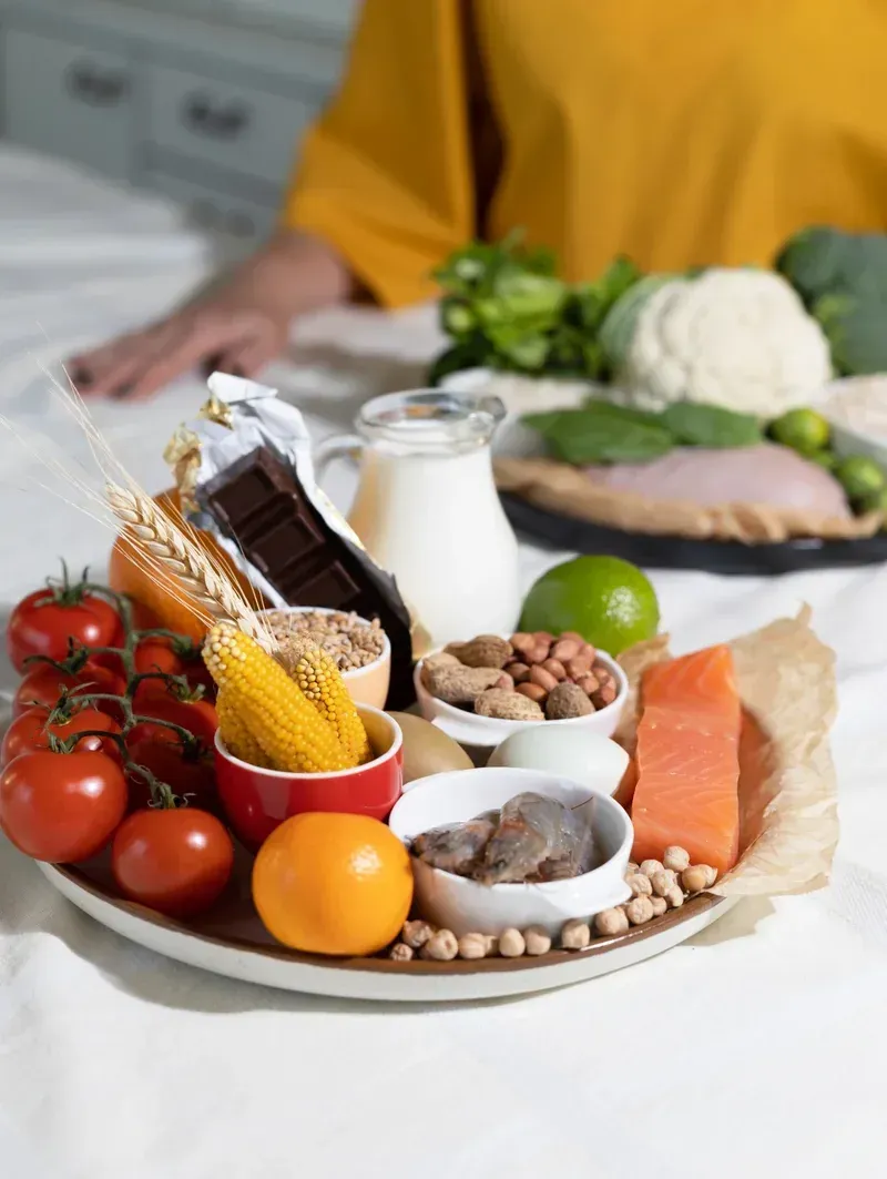 Alimentos saludables utilizados en programas de asesor&iacute;a nutricional y control del peso para mejorar la salud y el bienestar.