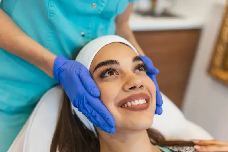 Tratamiento facial con plasma rico en plaquetas realizado por especialista en medicina est&eacute;tica para mejorar la regeneraci&oacute;n y calidad de la piel.