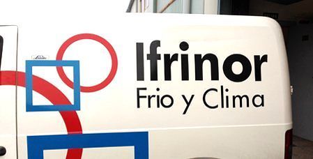 Furgoneta blanca con logo “Ifrinor Frio y Clima”: texto negro, formas geométricas rojas y azules.