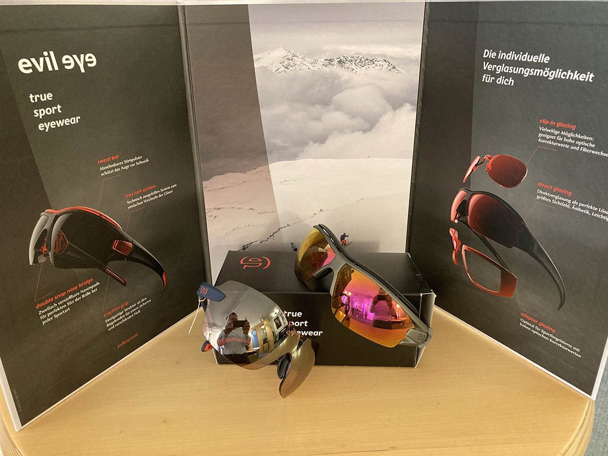 Eine Sonnenbrille liegt auf einem Holztisch.