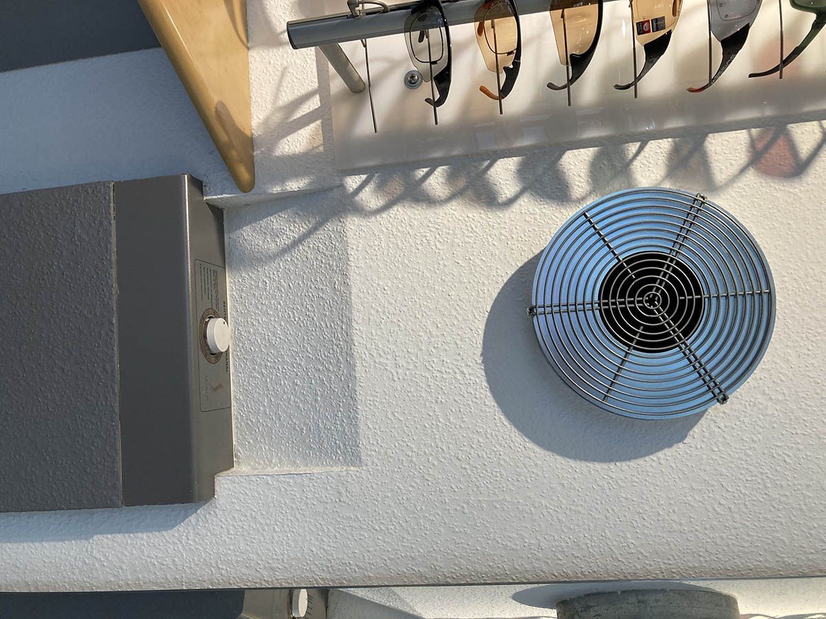 Eine Luftaufnahme eines Gebäudes mit einem Ventilator an der Seite