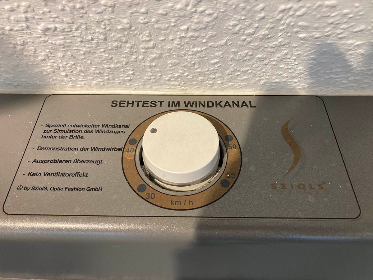 Eine Nahaufnahme eines Bedienfelds mit einem weißen Knopf darauf.