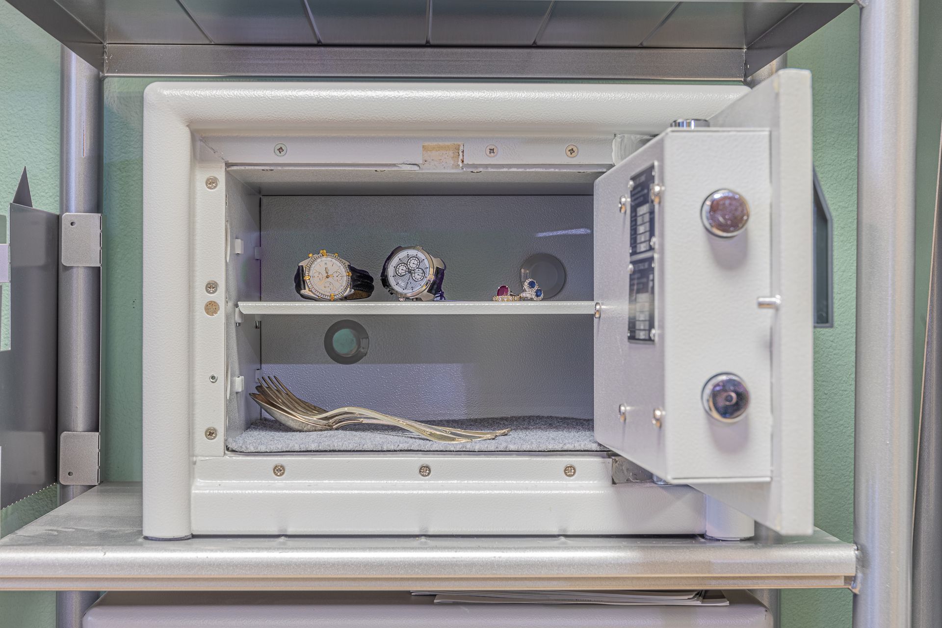 Des objets de valeur dans un coffre-fort