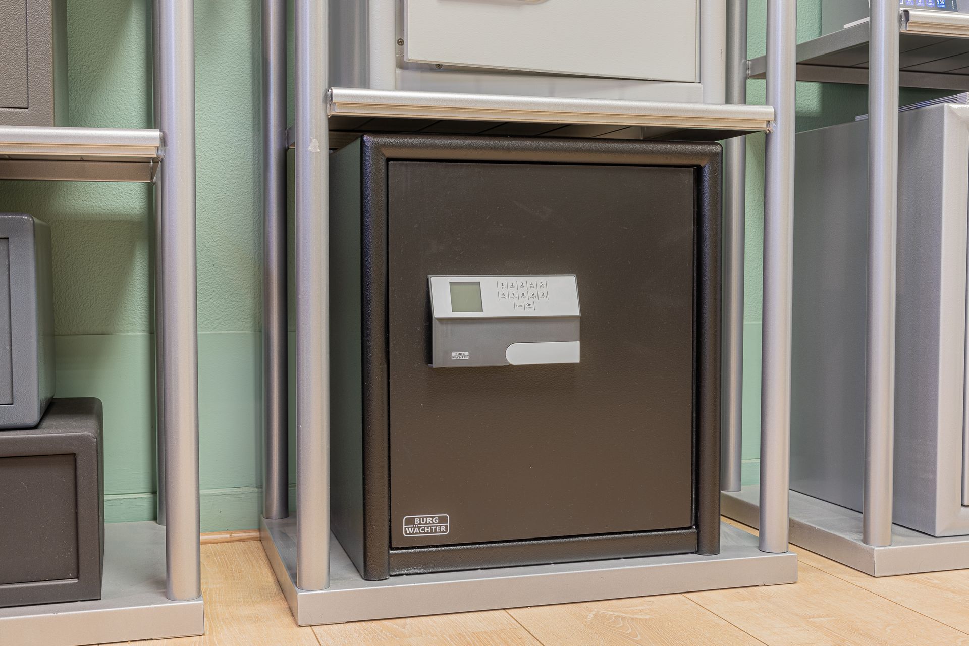 Un coffre-fort sur une étagère