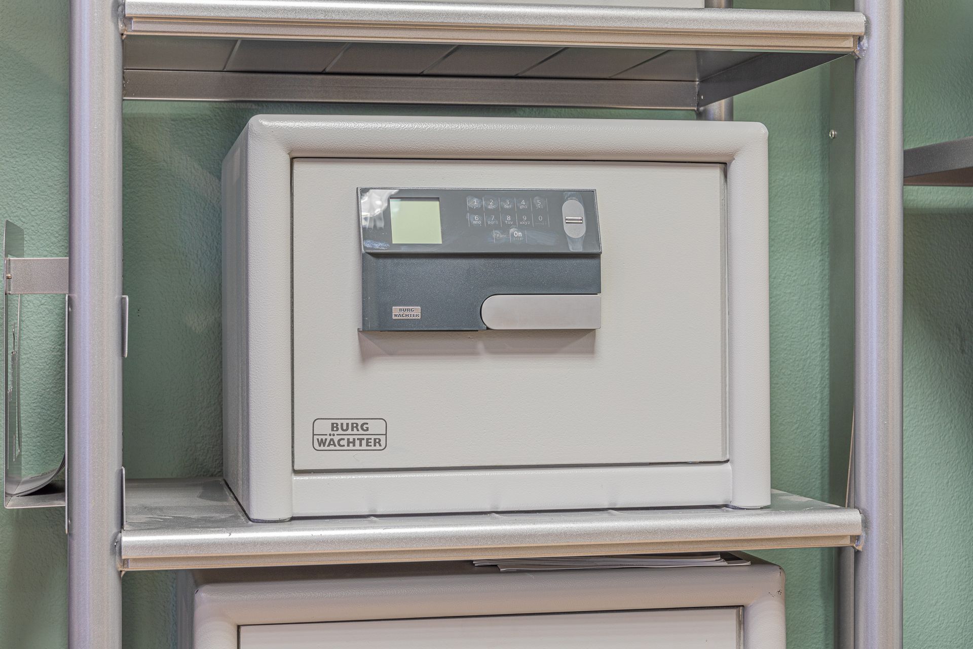 Un coffre-fort sur une étagère