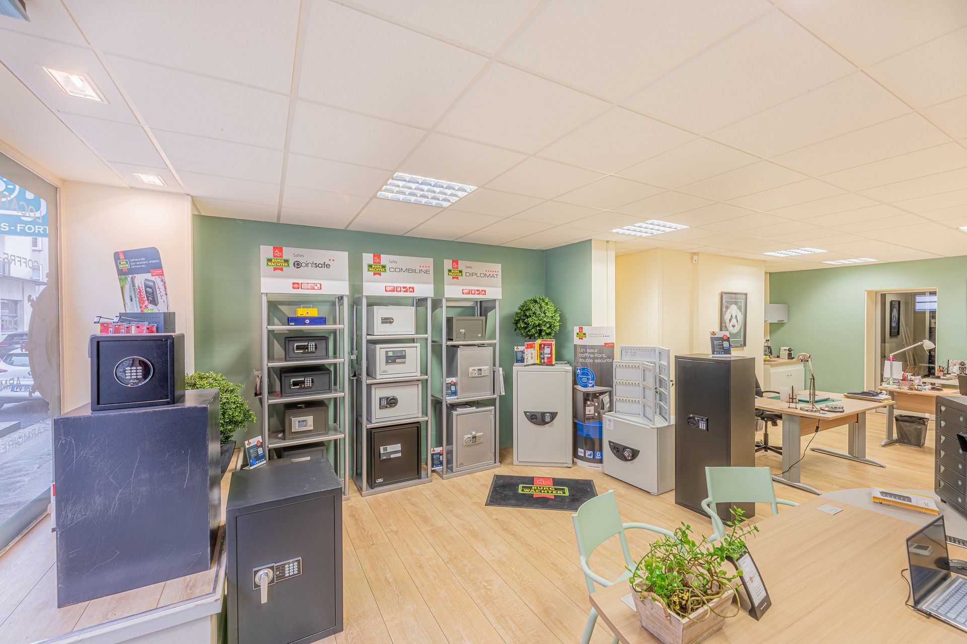 Présentoirs dans le magasin de Coffres and Co