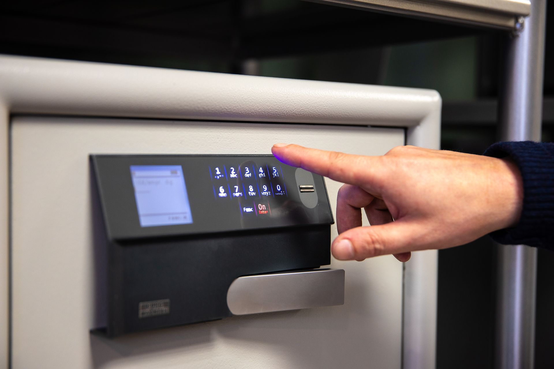 Une personne appui sur un coffre fort