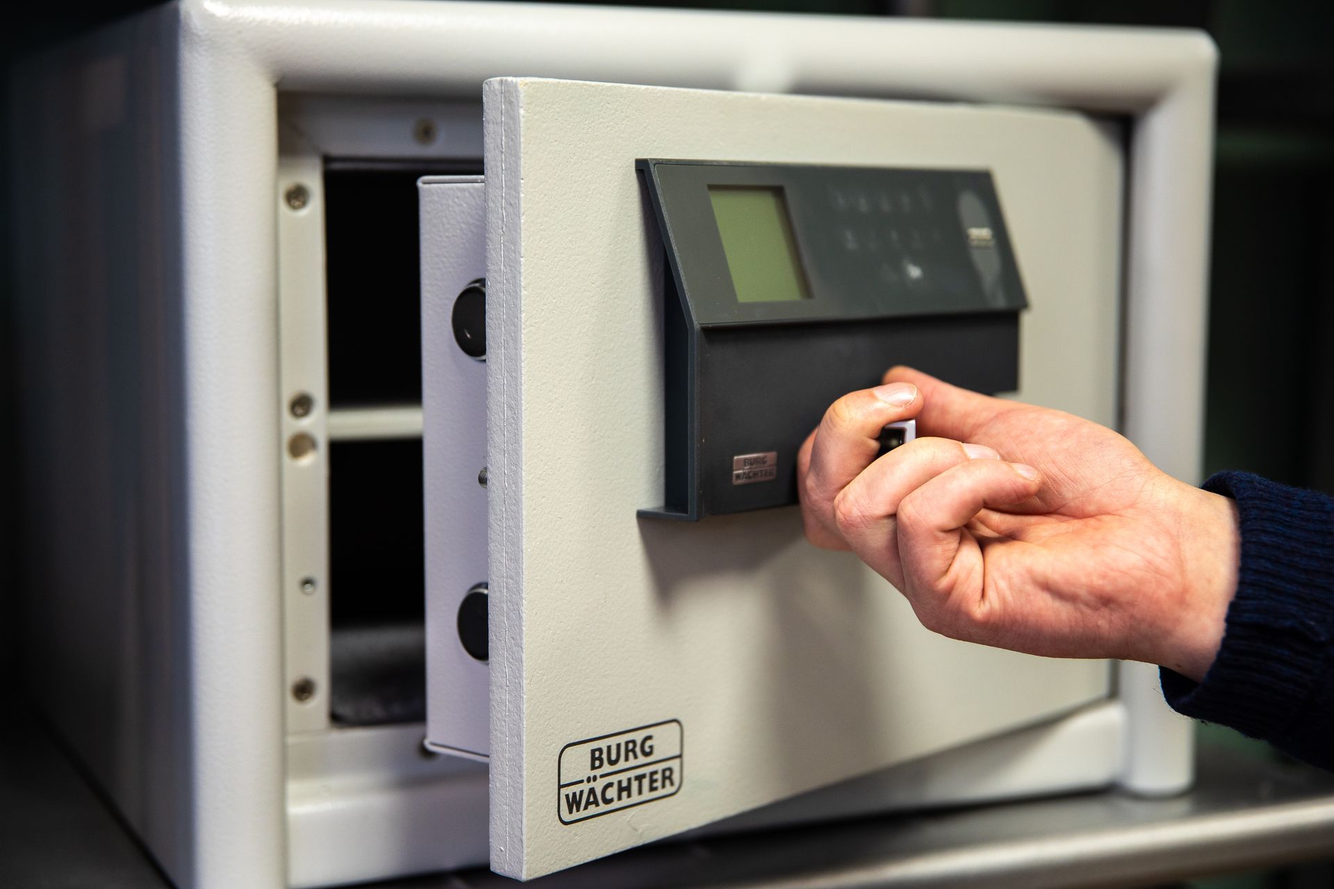 Une personne ouvre un coffre-fort