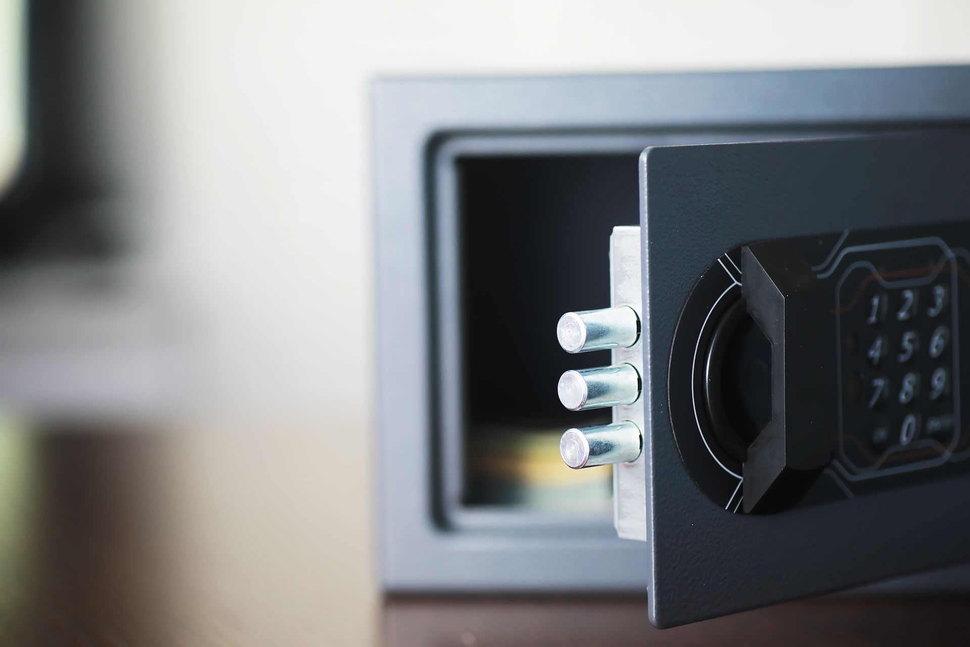 Coffre-fort ouvert et lingots d'or