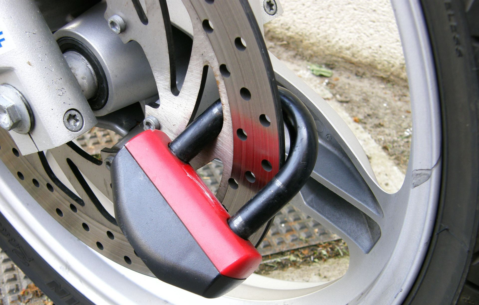 Antivol de moto rouge et noir