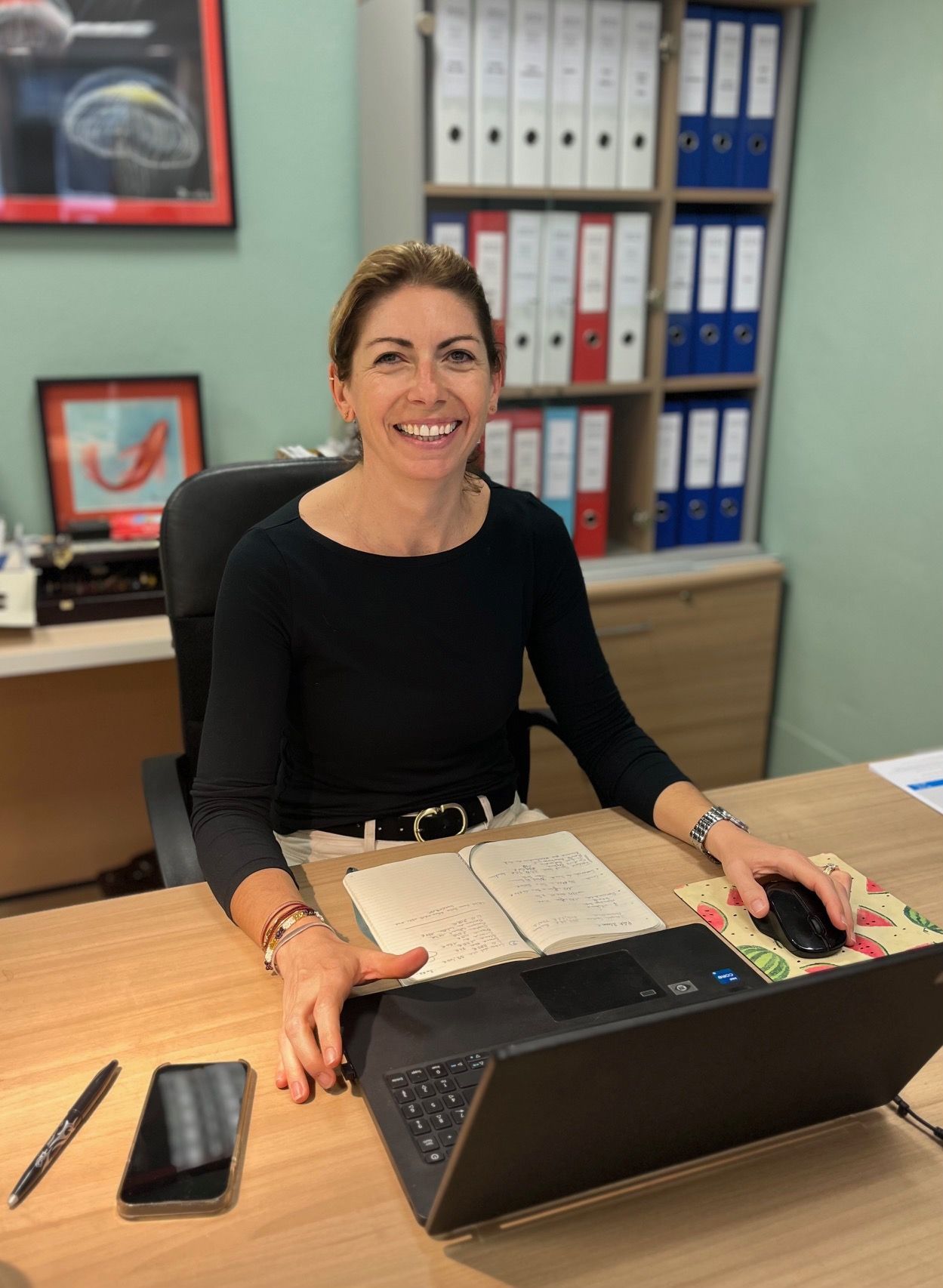 Équipe souriante dans les bureaux de l'entreprise 