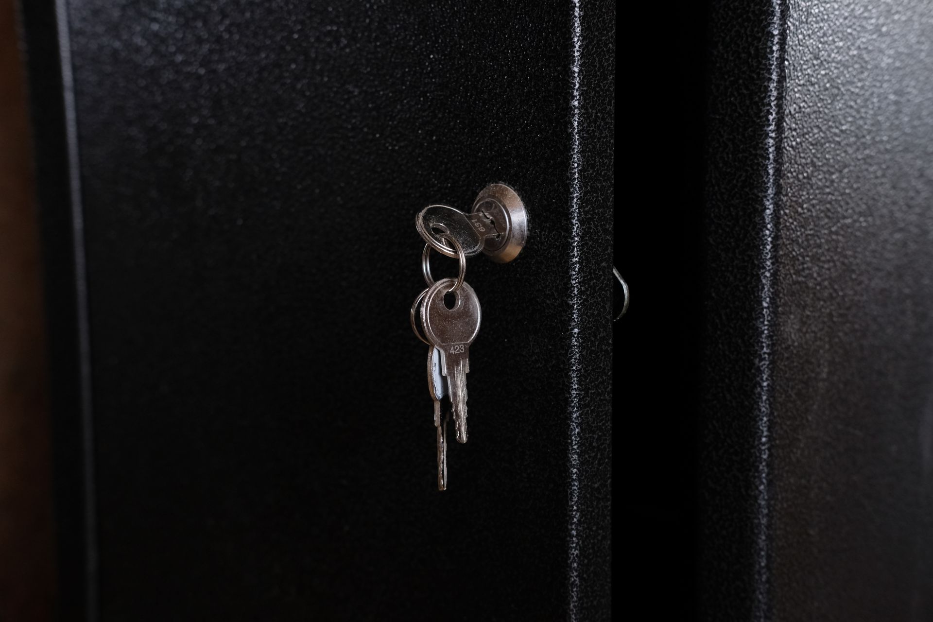 Gros plan sur des clés dans la serrure d'une armoire forte entrouverte