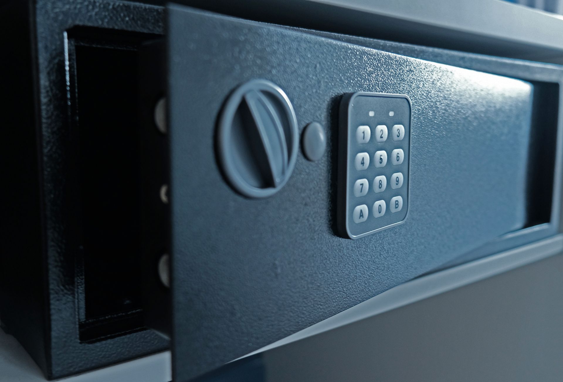 Un coffre-fort entrouvert