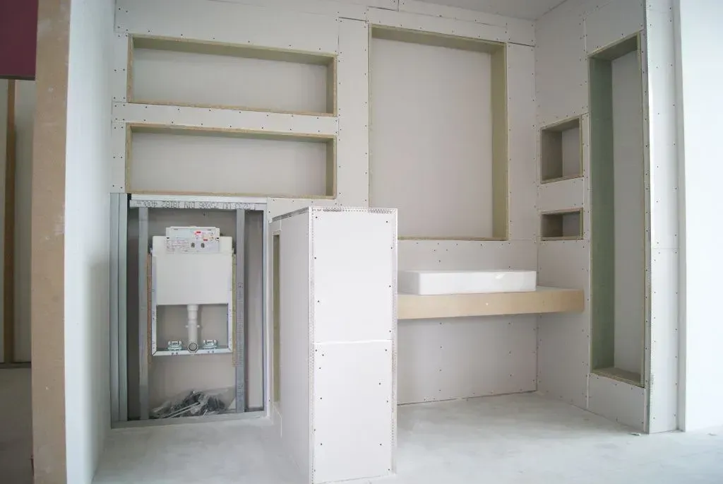 Ein im Bau befindliches Badezimmer mit Waschbecken und Regalen