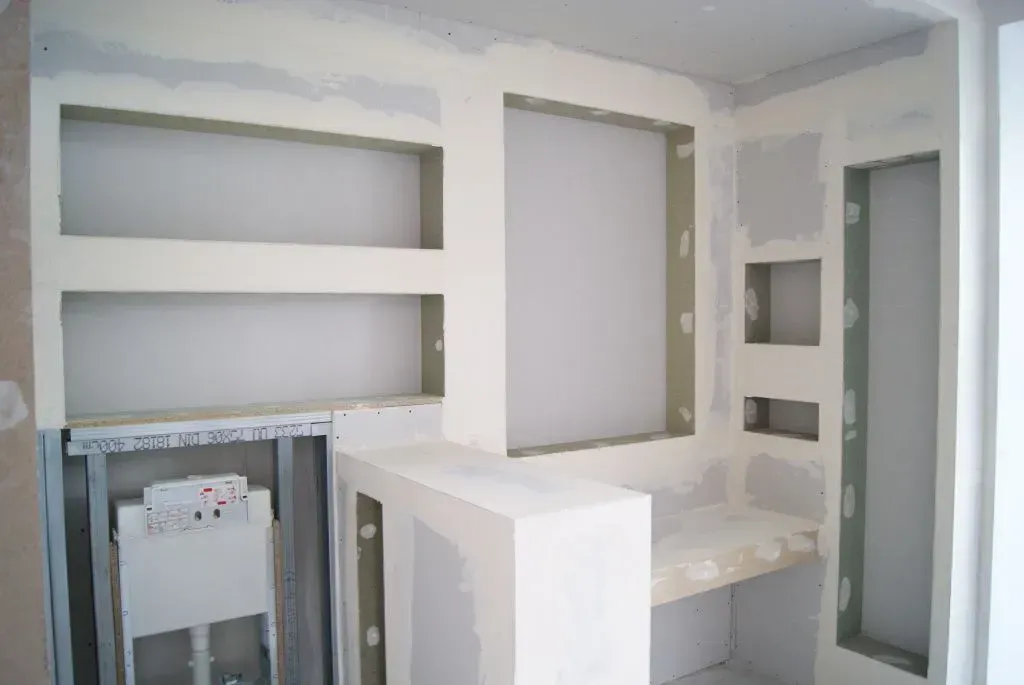 Eine Ecke eines Raumes, der umgebaut wird