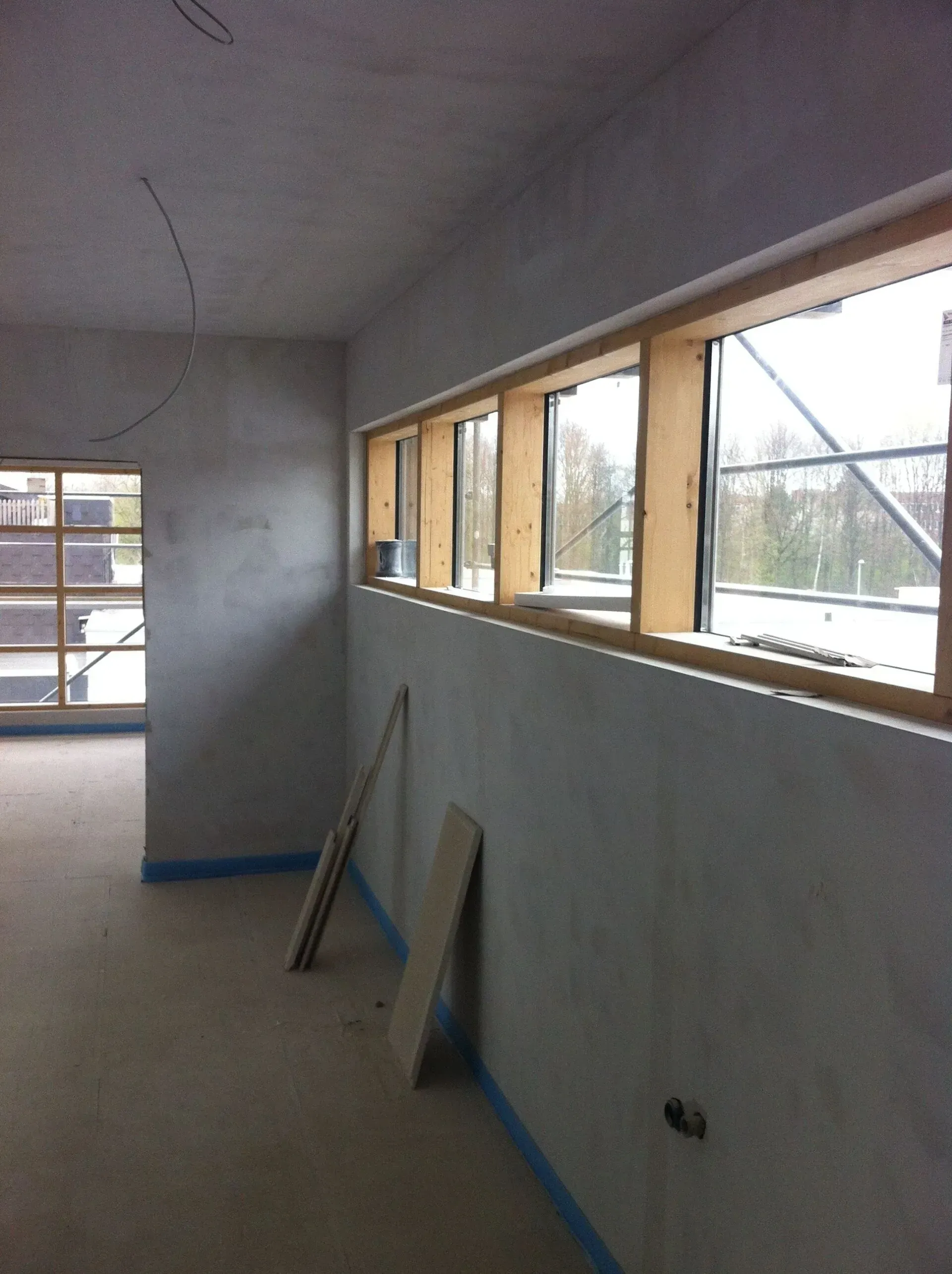 Ein leerer Raum mit frisch eingebauten Fenstern