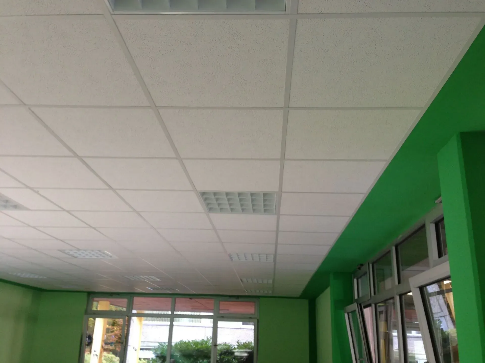 Ein Raum mit grünen Wänden und einer weißen Decke