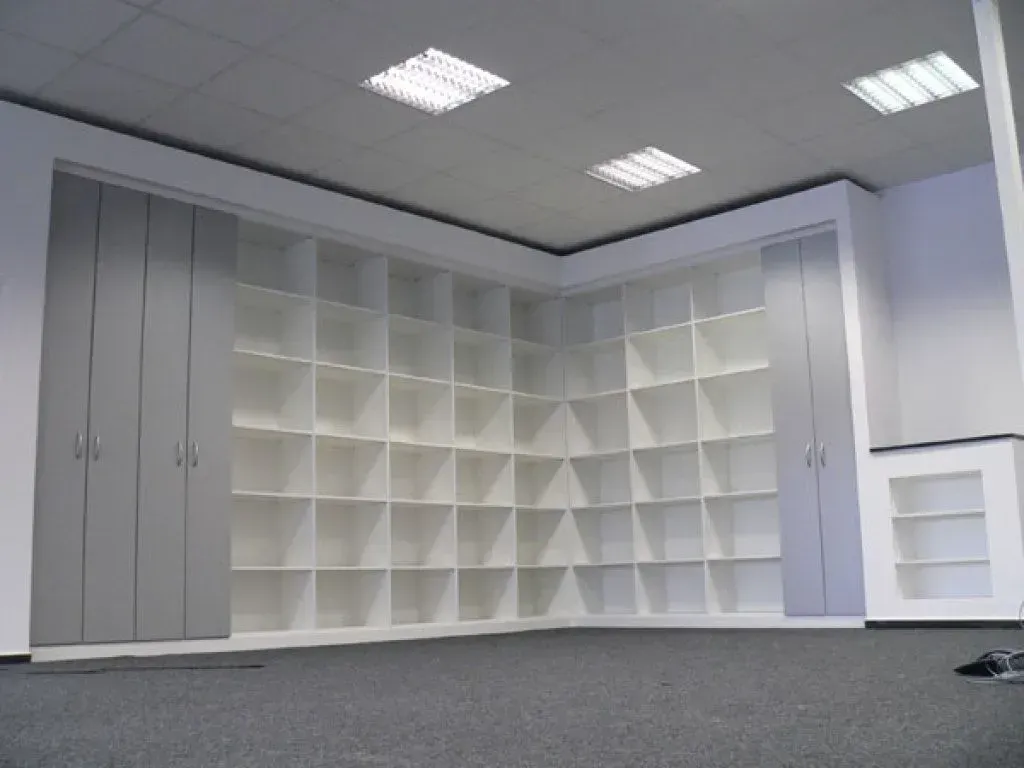 Ein leerer Raum mit vielen Regalen und Schränken