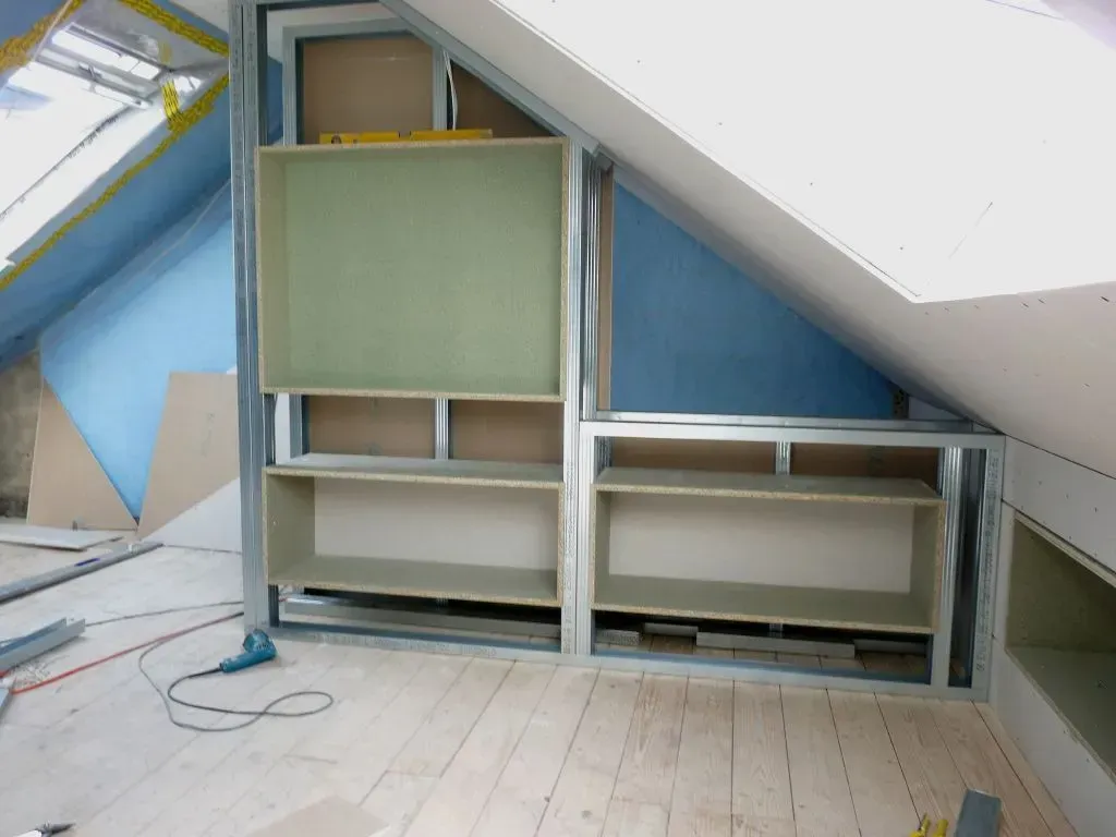 Ein im Bau befindlicher Raum mit Regalen und einem Fenster
