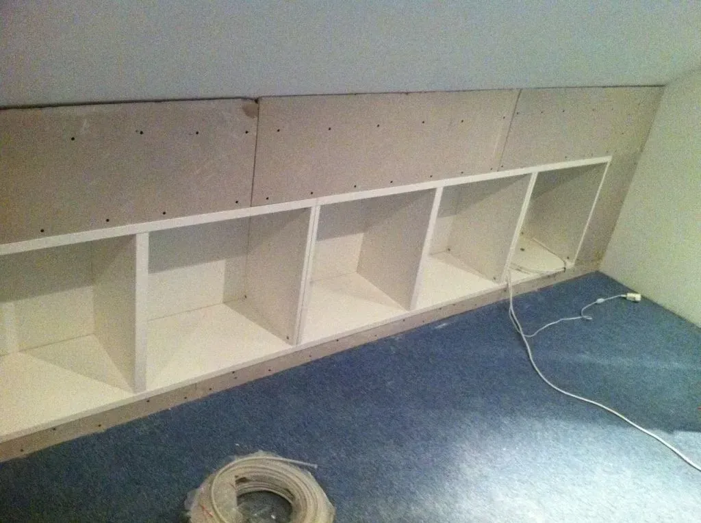 Ein Raum mit vielen Regalen in der Wand