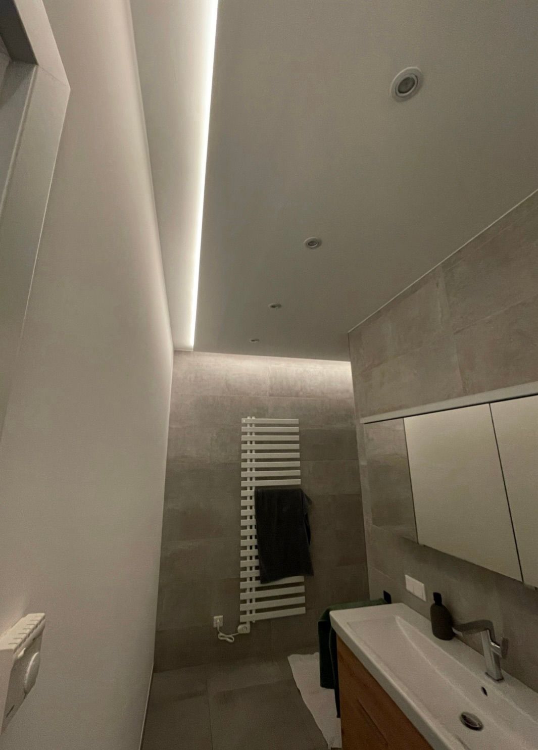 Eine Zimmerecke mit Regalen und einem Waschbecken im Aufbau