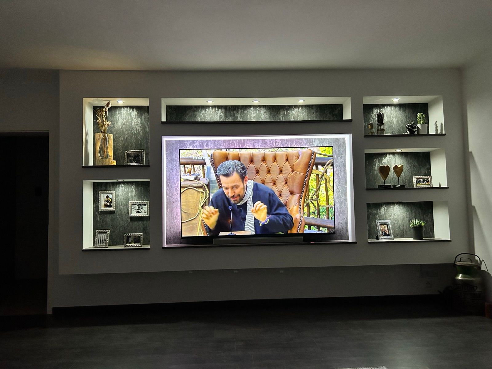 Ein Wohnzimmer mit Flachbildfernseher und Kamin