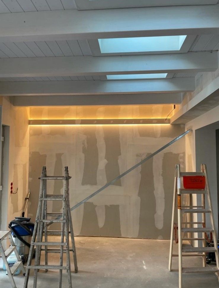 Ein Mann steht in einem Raum, der gerade renoviert wird