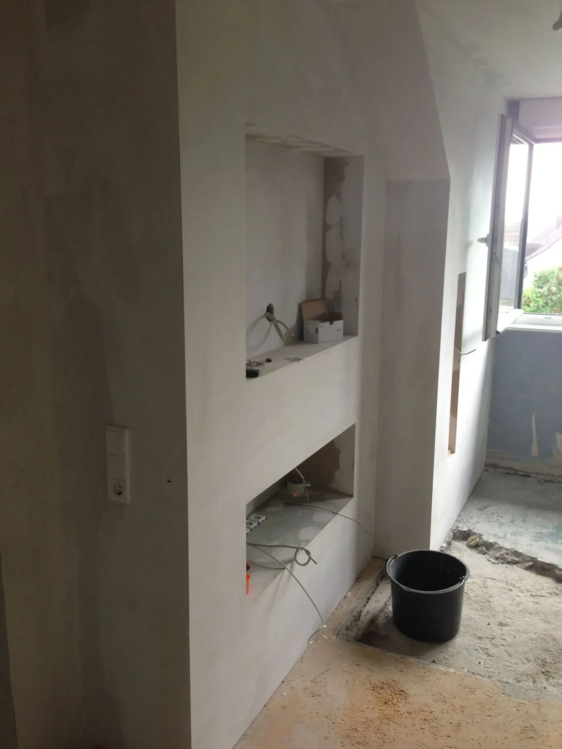 Ablagen, welche in eine Wand eingebaut werden.