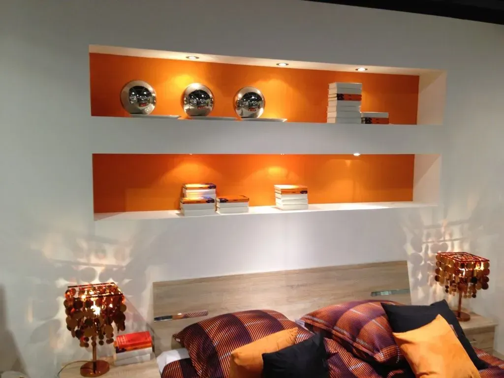 Eine Wohnzimmerwand mit Regalen, welcher in der Wand sind