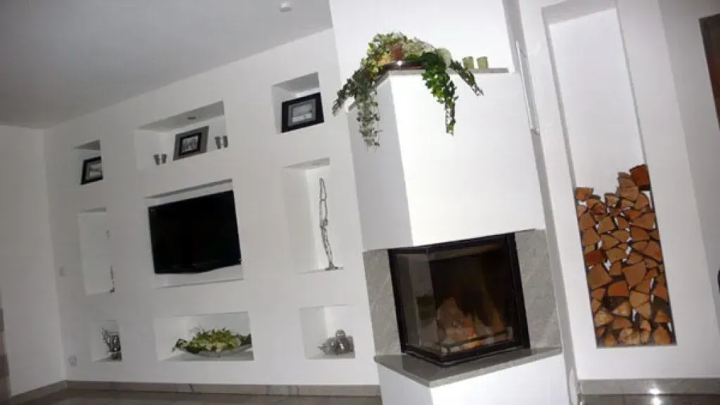 Ein Wohnzimmer mit Kamin und Flachbildfernseher