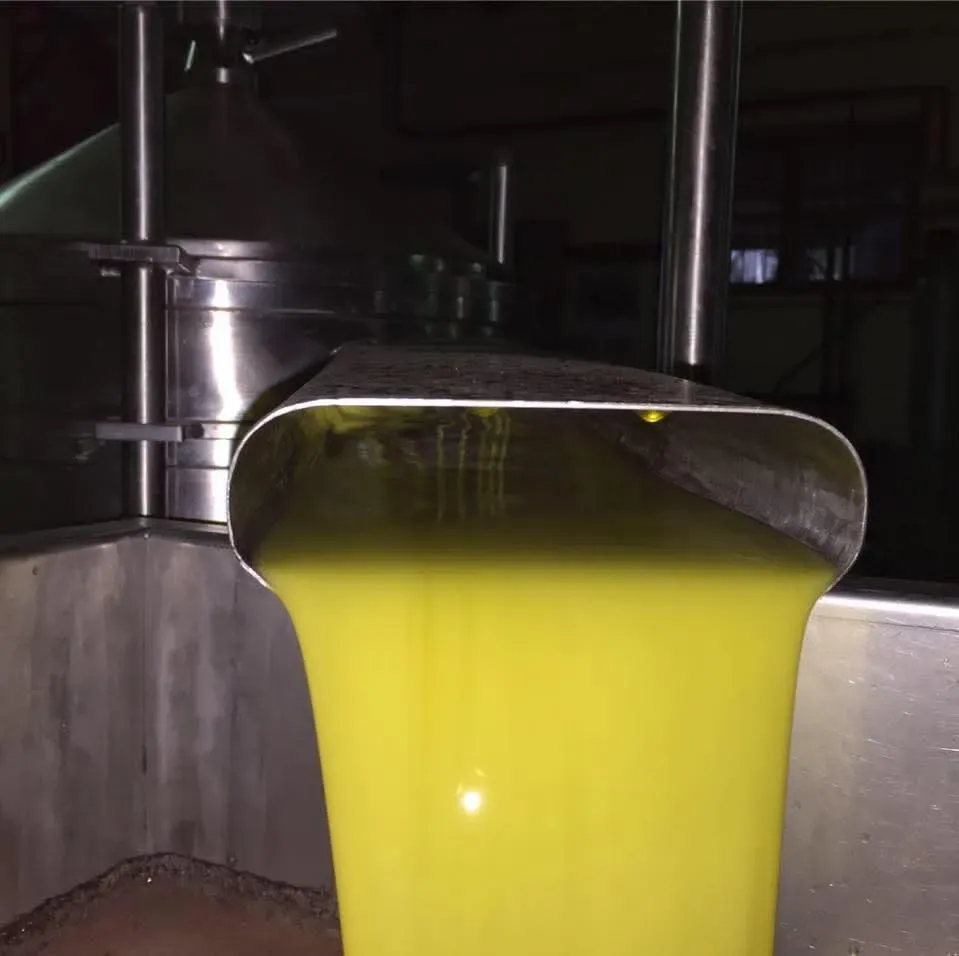 En una planta de producción, un aceite de oliva brillante, de color amarillo neón