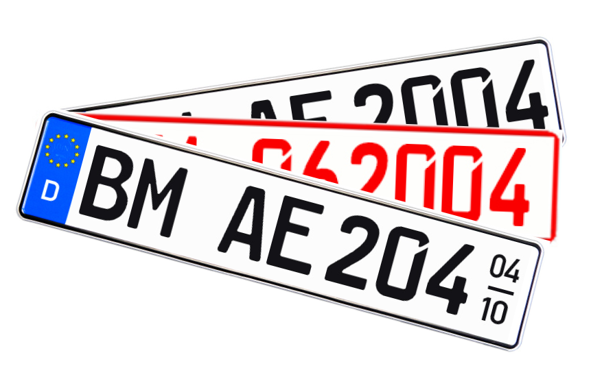 Zwei deutsche Kfz-Kennzeichen: eines mit EU-Emblem, „BM AE 24“ und eines mit „BM 24“ und dem Zulassungsdatum „04/10“.
