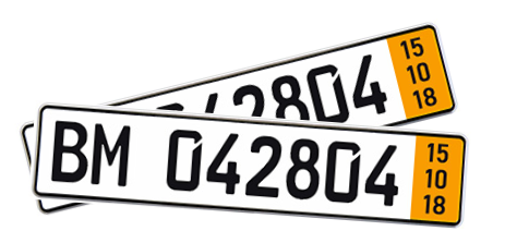 Zwei übereinander gestapelte weiße Nummernschilder mit der Aufschrift „BM 042804“ und einem gelben senkrechten Balken auf der rechten Seite.