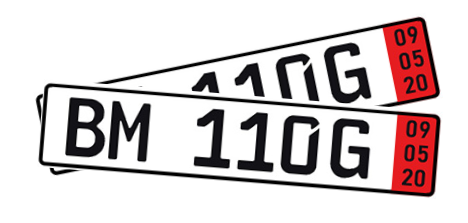 Zwei weiße Autokennzeichen, schräg übereinander angeordnet, mit der Aufschrift „BM 110G“ und einem roten Endstreifen mit der schwarzen Aufschrift „09 05 20“.