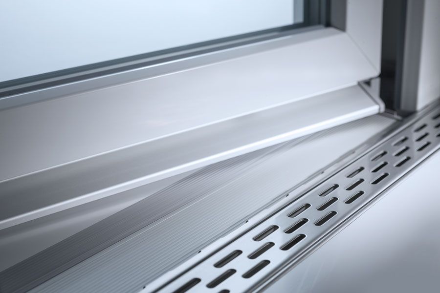 Eine Nahaufnahme eines Fensters mit einem Abfluss darunter