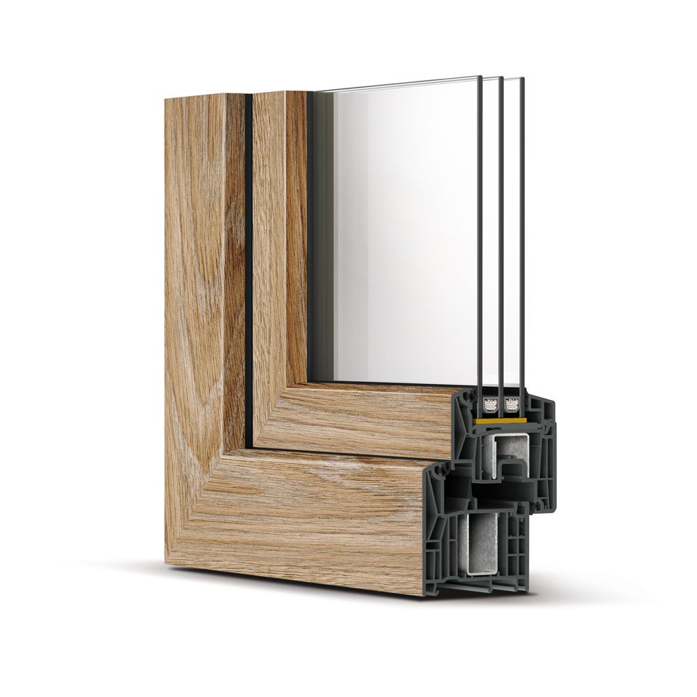 Ein weißes Haus mit vielen Fenstern und einem Balkon.