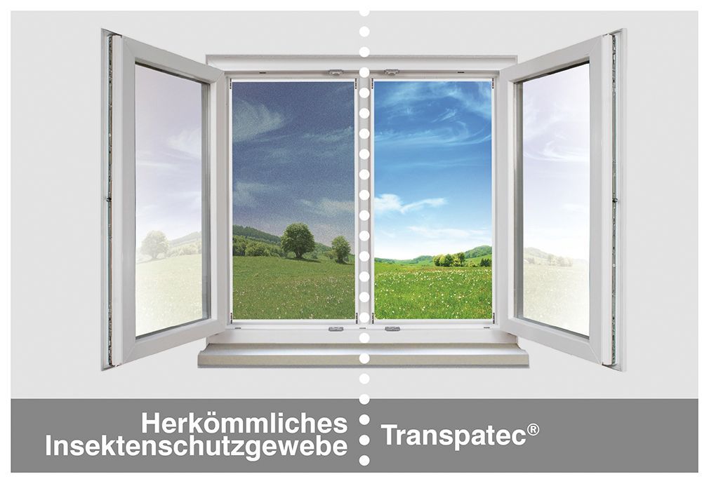 Ein Bild von einem offenen Fenster mit einem Feld im Hintergrund