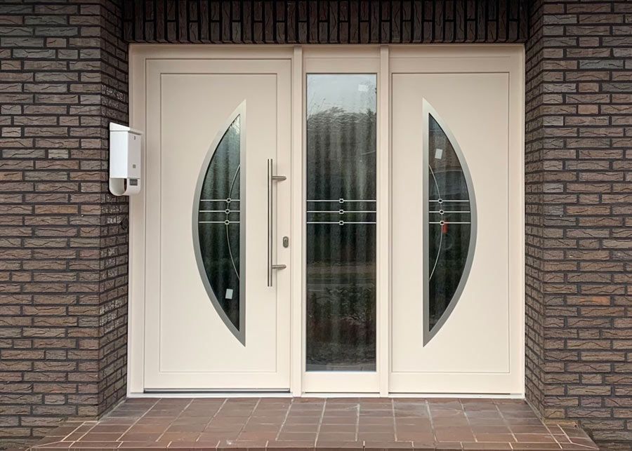 Eine weiße Tür mit einer Ziegelwand dahinter