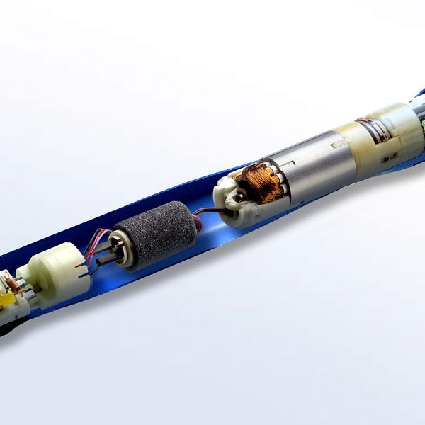 Eine Zahnbürste mit einem daran befestigten Motor