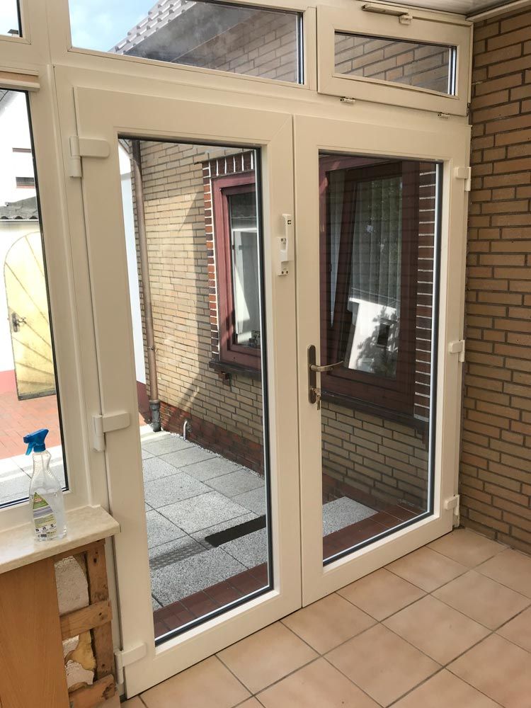 Ein Raum mit einer weißen Tür und einer Ziegelwand