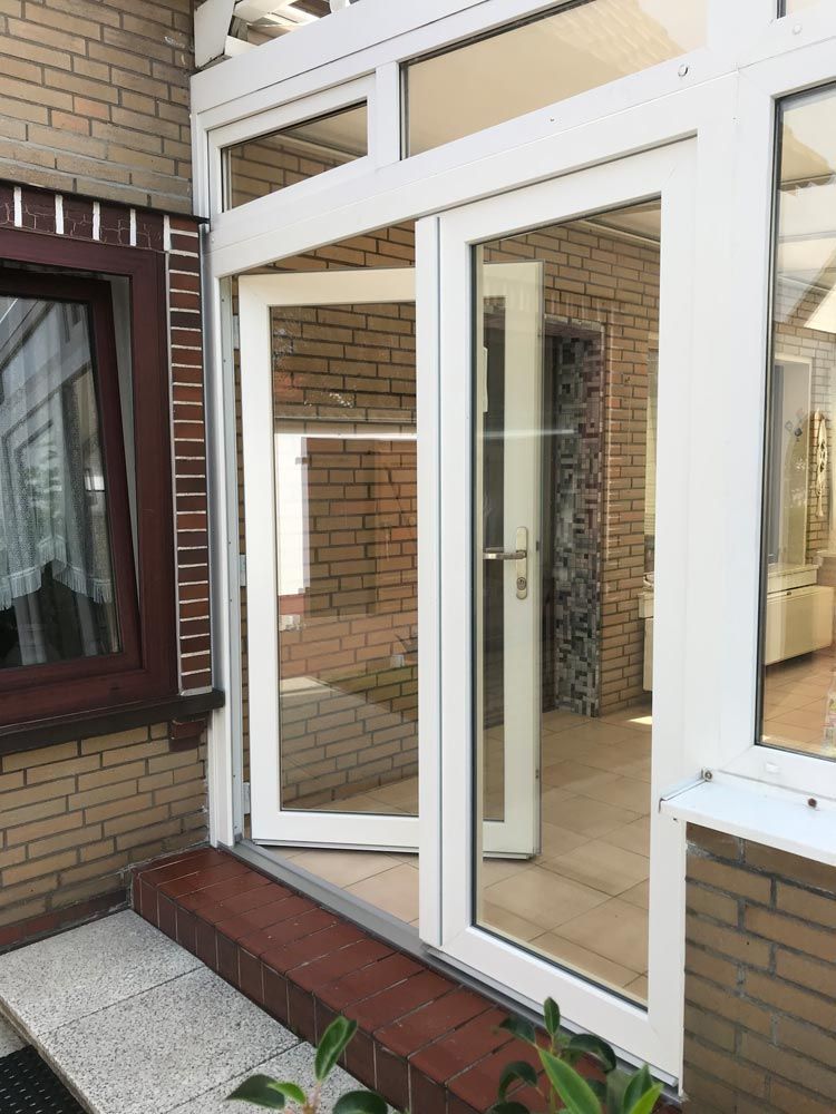 Eine weiße Tür mit einer Ziegelwand dahinter