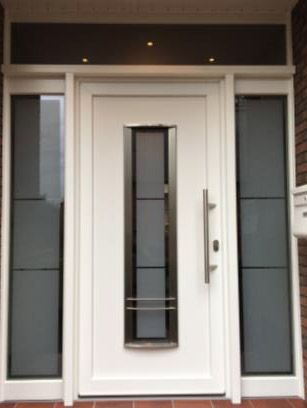 Eine weiße Tür mit einem Edelstahlgriff