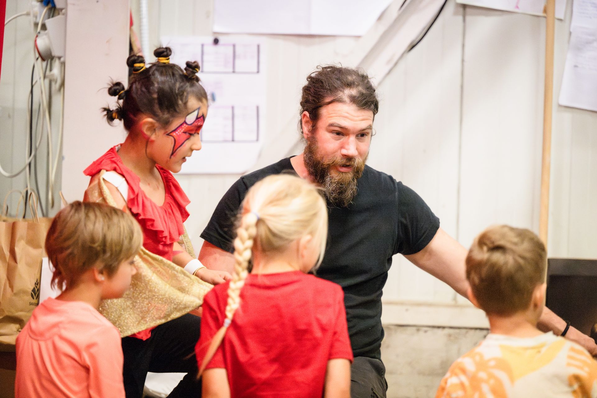 Silhouette d'une personne dans un cerceau, éclairée par derrière, exécutant une danse aérienne.